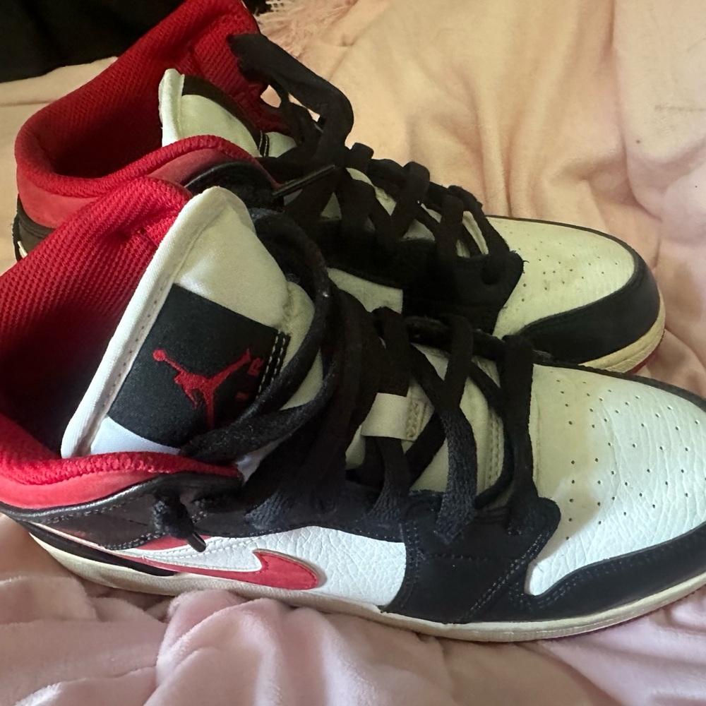 Jordan 1s mid. - Picture 3 of 6